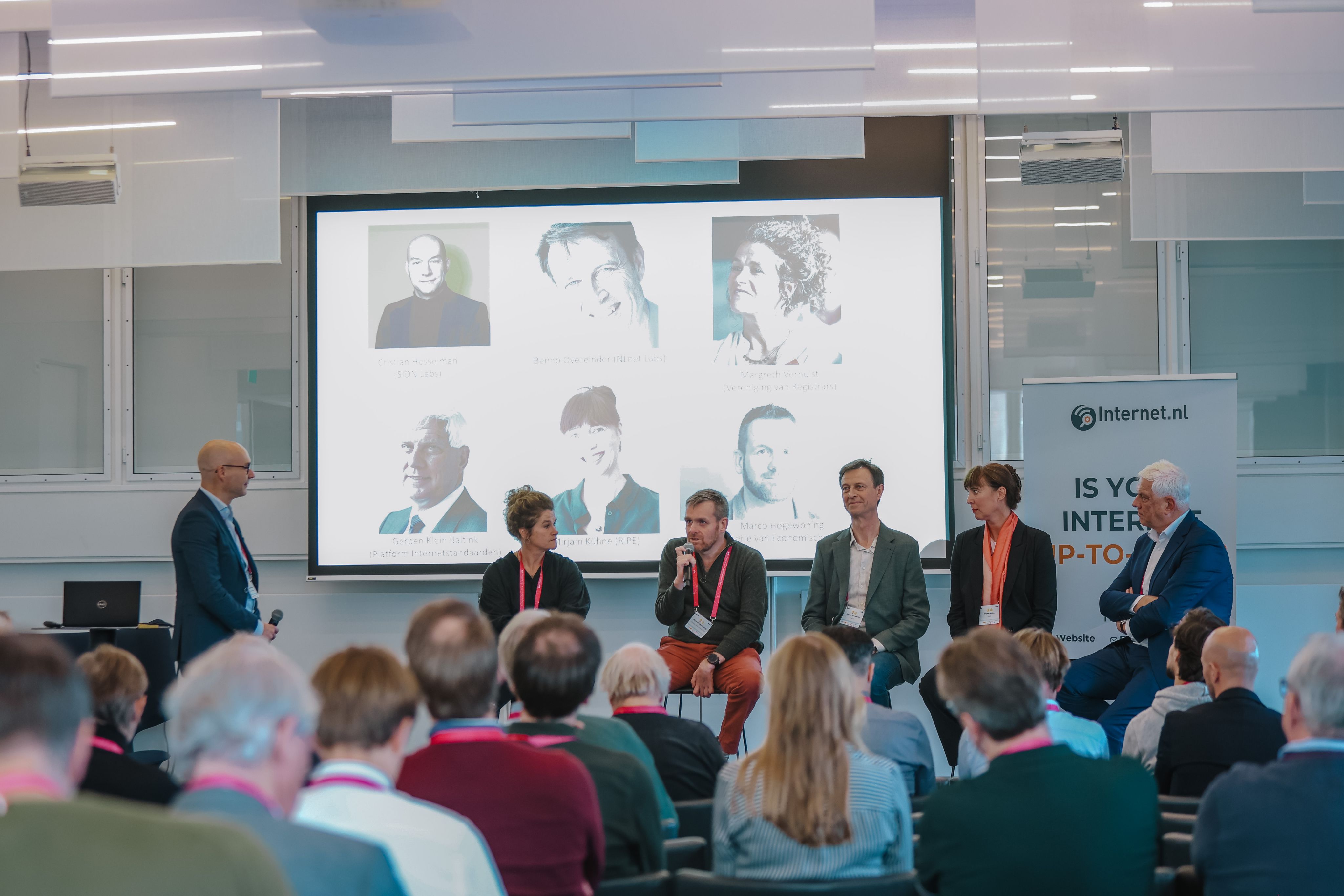 Foto van het panel tijdens de sessie "Verleden"